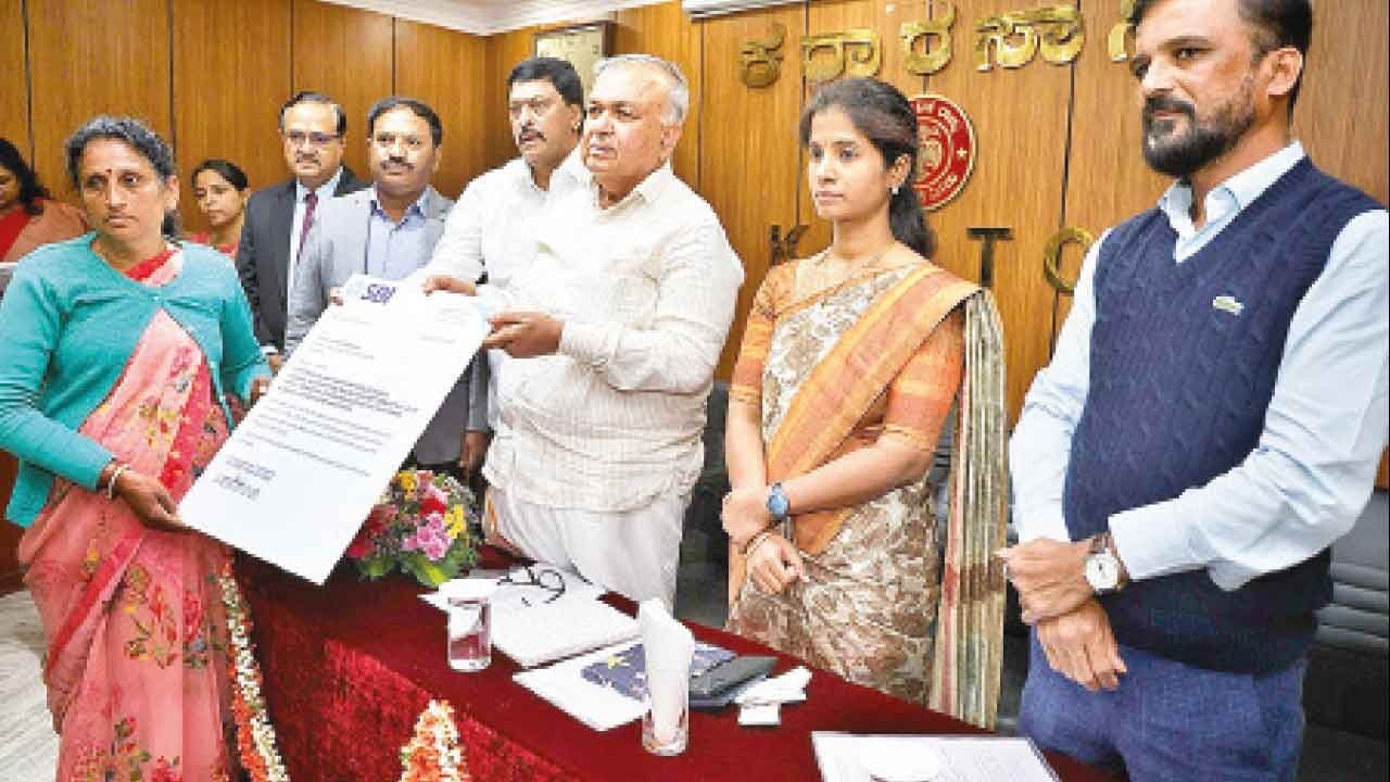 KSRTC issues 45 appointment orders, awards compensation under ‘Saarige Suraksha'