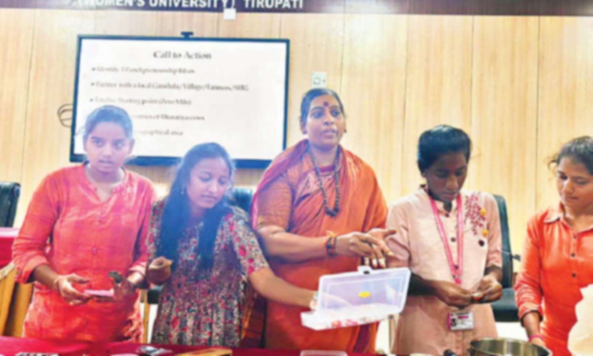SPMVV workshop promotes Panchagavya based biz