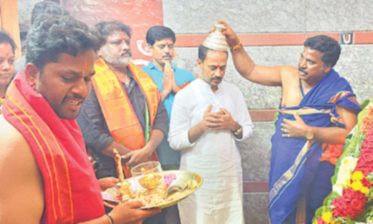 Kadiri MLA takes part in Sravana fete at Anjaneya temple