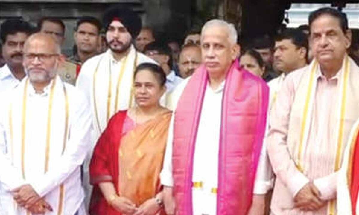 Governor couple prays at Tirumala