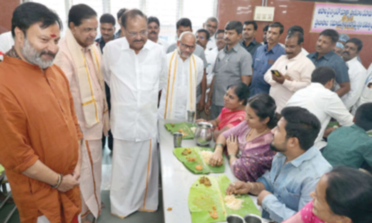 Venkaiah takes Annaprasadam at MTVAC