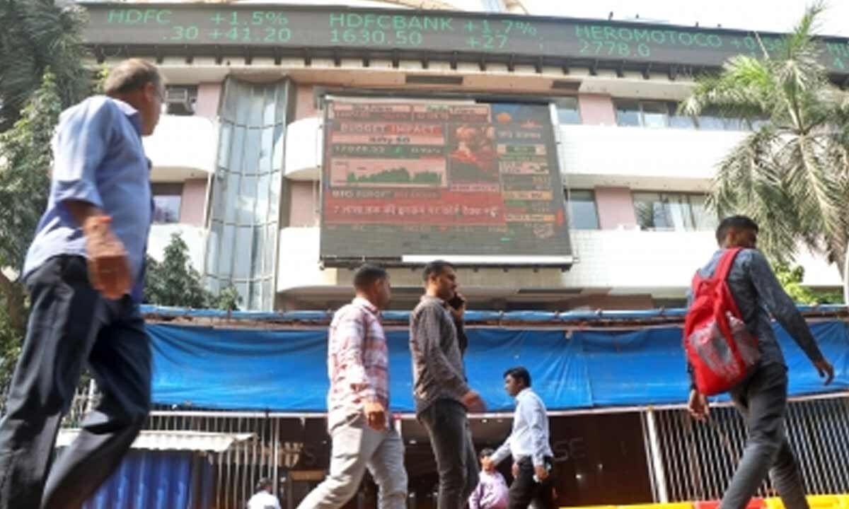 Indian stock market settles in negative territory amid selling pressure, FII outflow