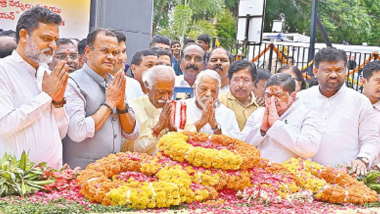 Minister Komatireddy bats for Bharat Ratna to Jaipal Reddy