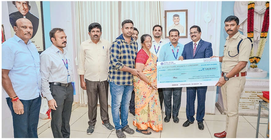 SBI extends Rs 1 cr insurance aid to late ASI's family