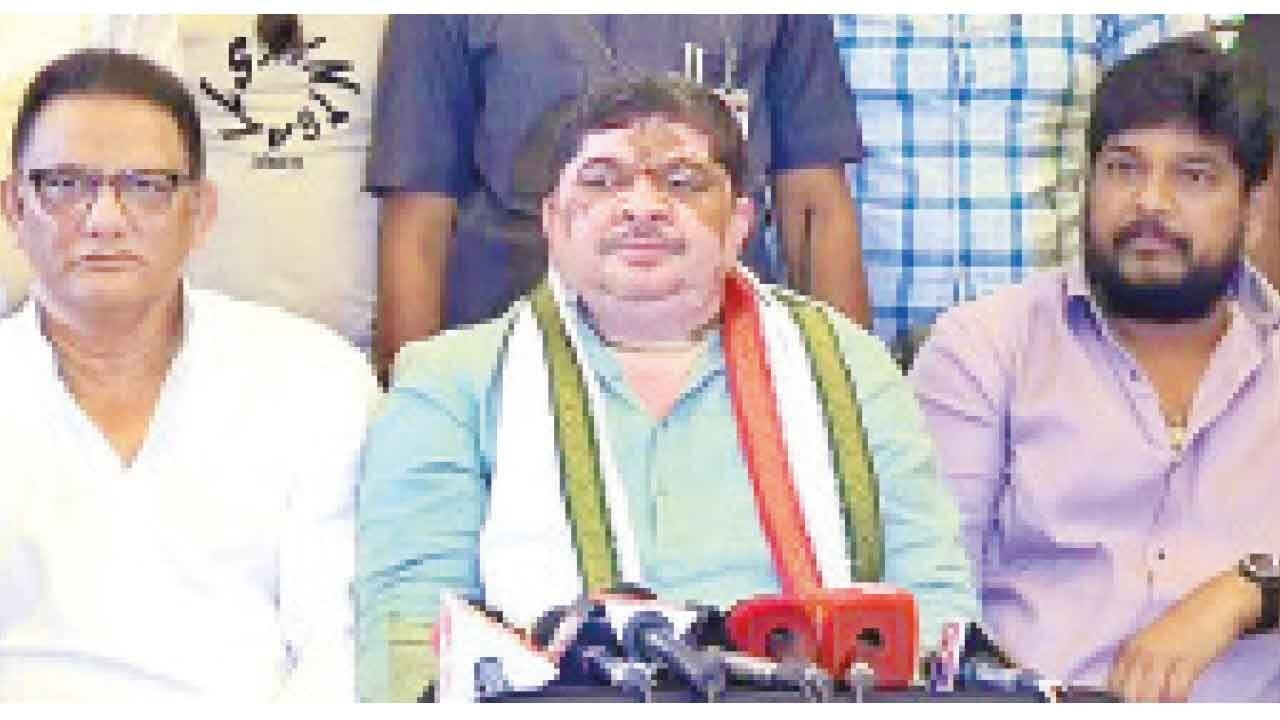 Ponnam dangles JH seat carrot for local candidate