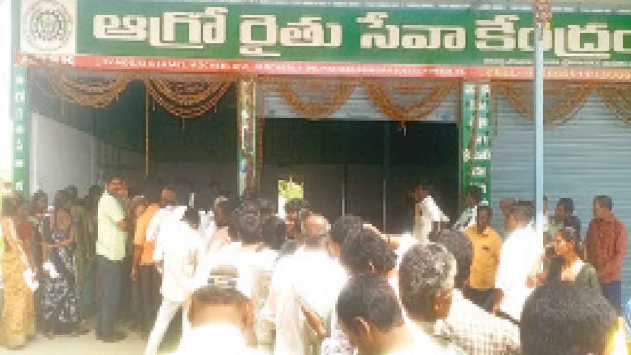 ‘No Stock' boards at urea centres spark panic among farmers in dist