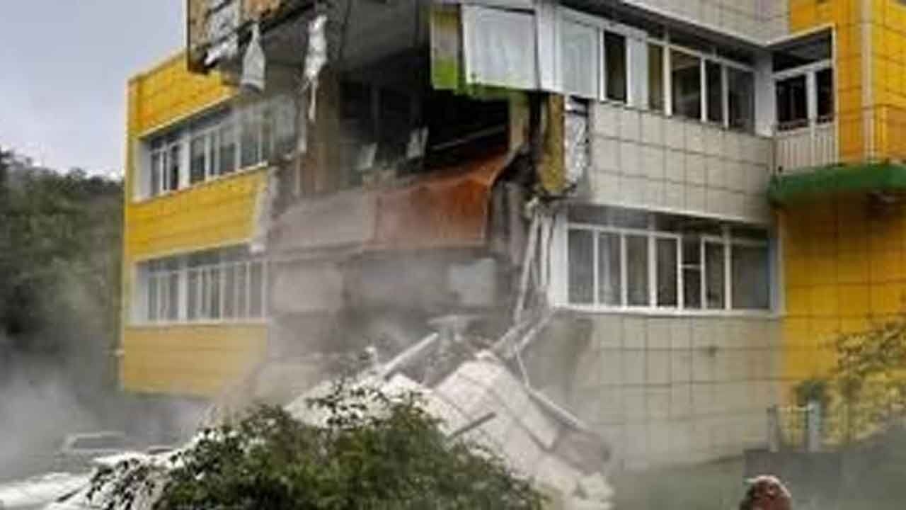 Massive quake rocks Russia