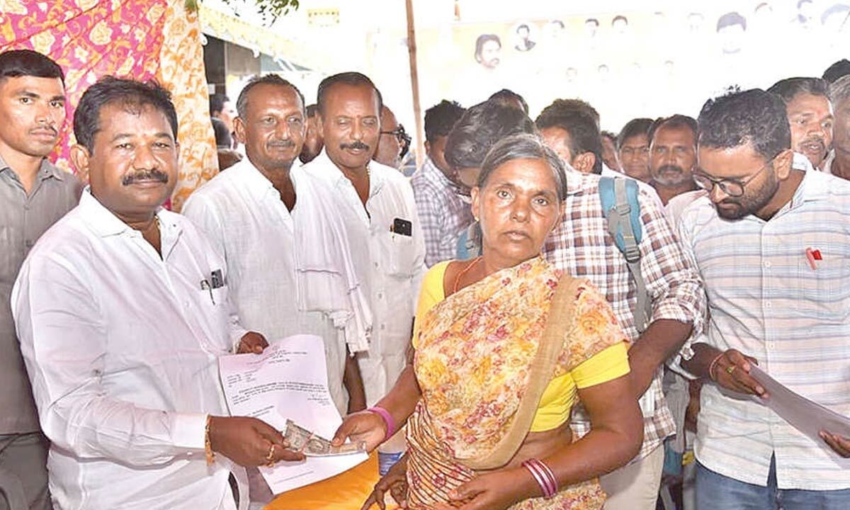 Minister distributes pensions