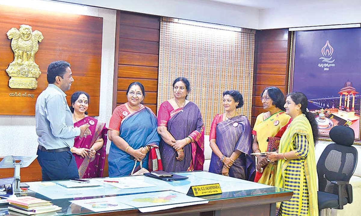 Rose Society lends hand to govt's anti-poverty mission