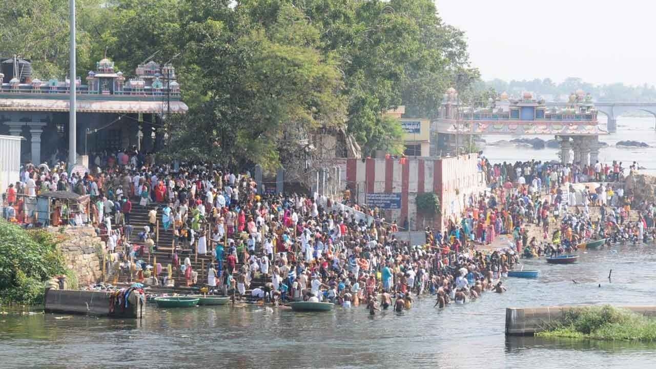 Tamil Nadu: Devotees throng Bhavani river confluence for 'Aadi perukku'