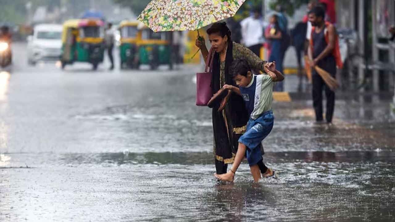 Delhi sees moderate to heavy rainfall in several areas