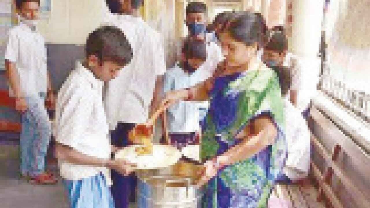 Union Minister urges CM to raise wages of mid-day meal cooks