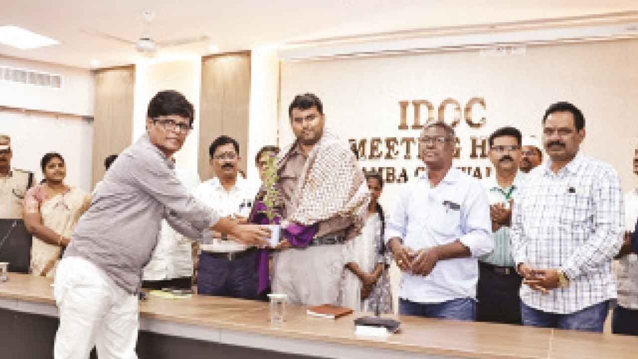 Gadwal Collector felicitated for excellence in governance