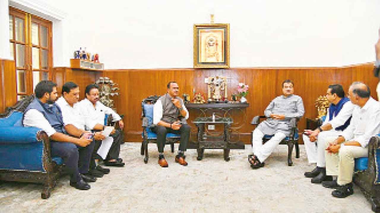 Komatireddy calls on Nitin Gadkari; gives him wishlist with key demands