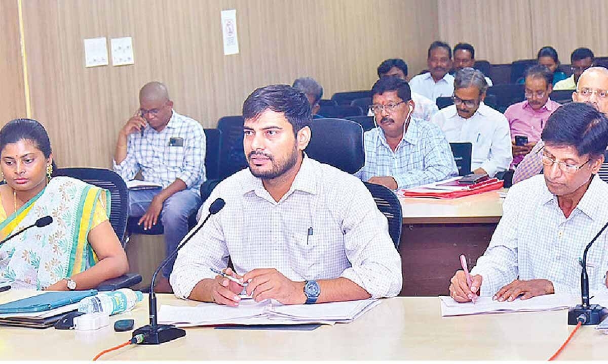 Identify encroachments on water bodies, directs Joint Collector