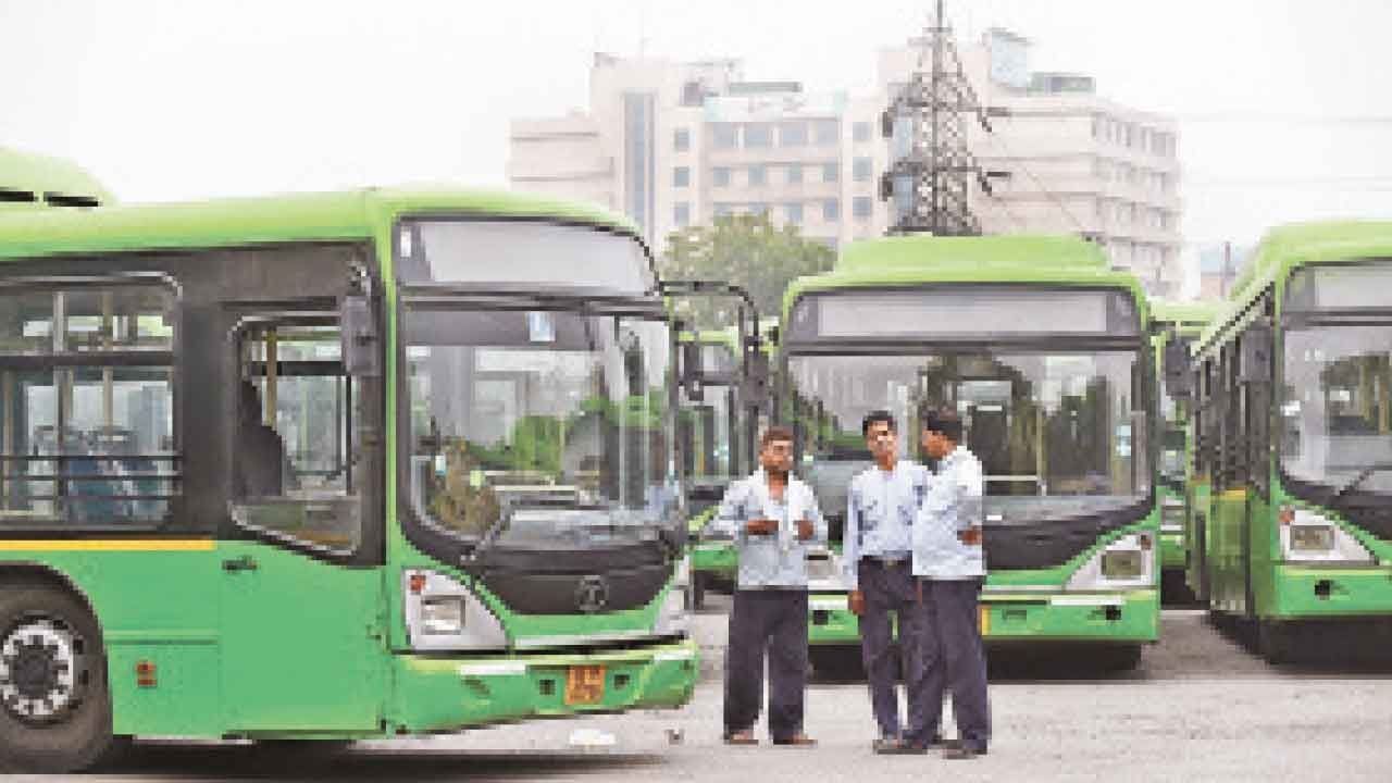 CM Rekha announces youth special bus for Delhi University
