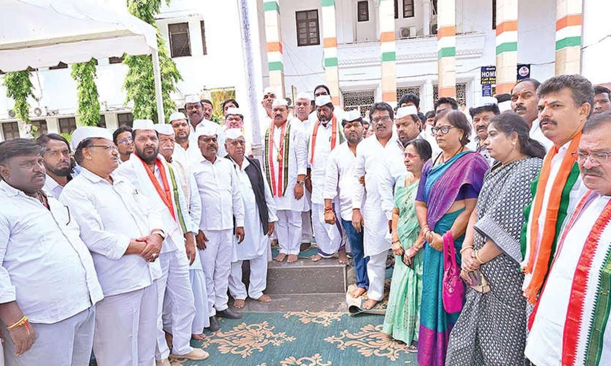 Cong leaders pay tribute to freedom fighters on Quit India movement anniversary