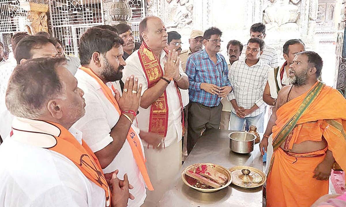 MP Vemireddy visits Ghatika Siddheswara temple