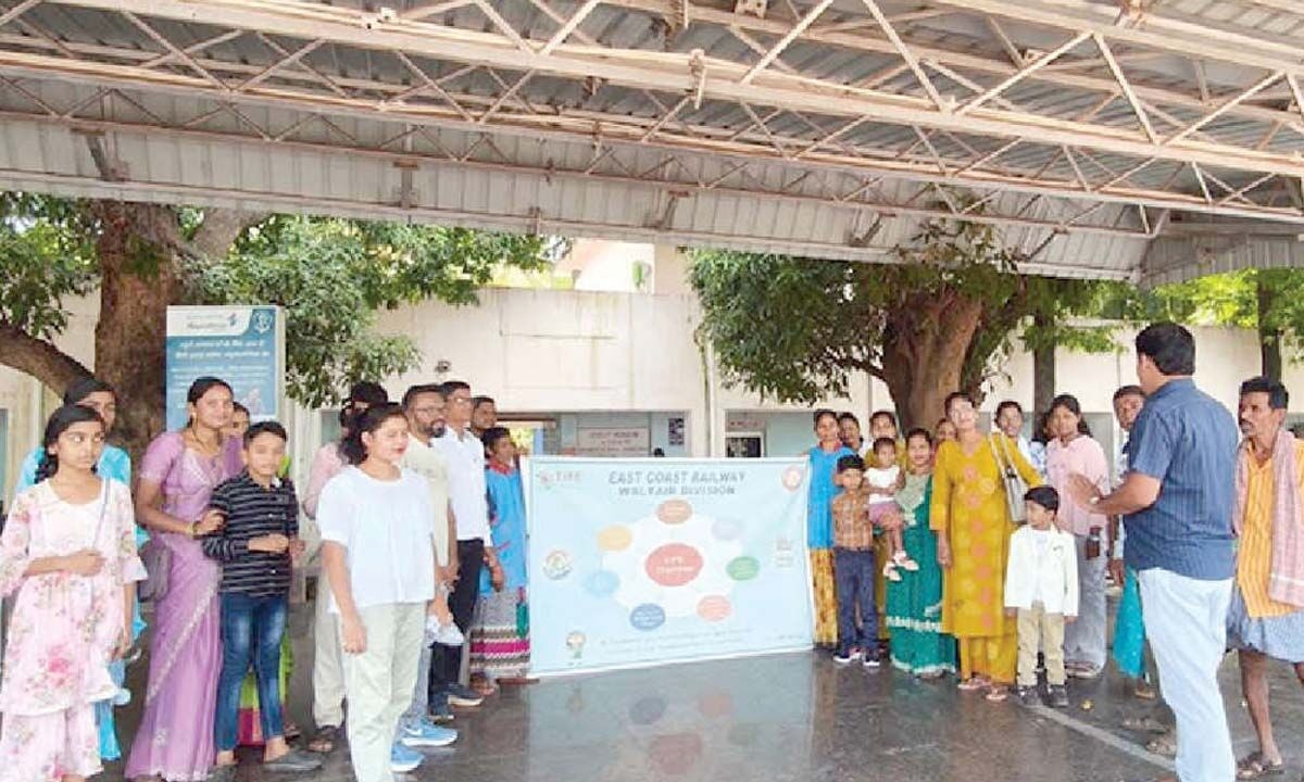 Waltair Division immerses in patriotism with ‘Har Ghar Tirnaga' campaign