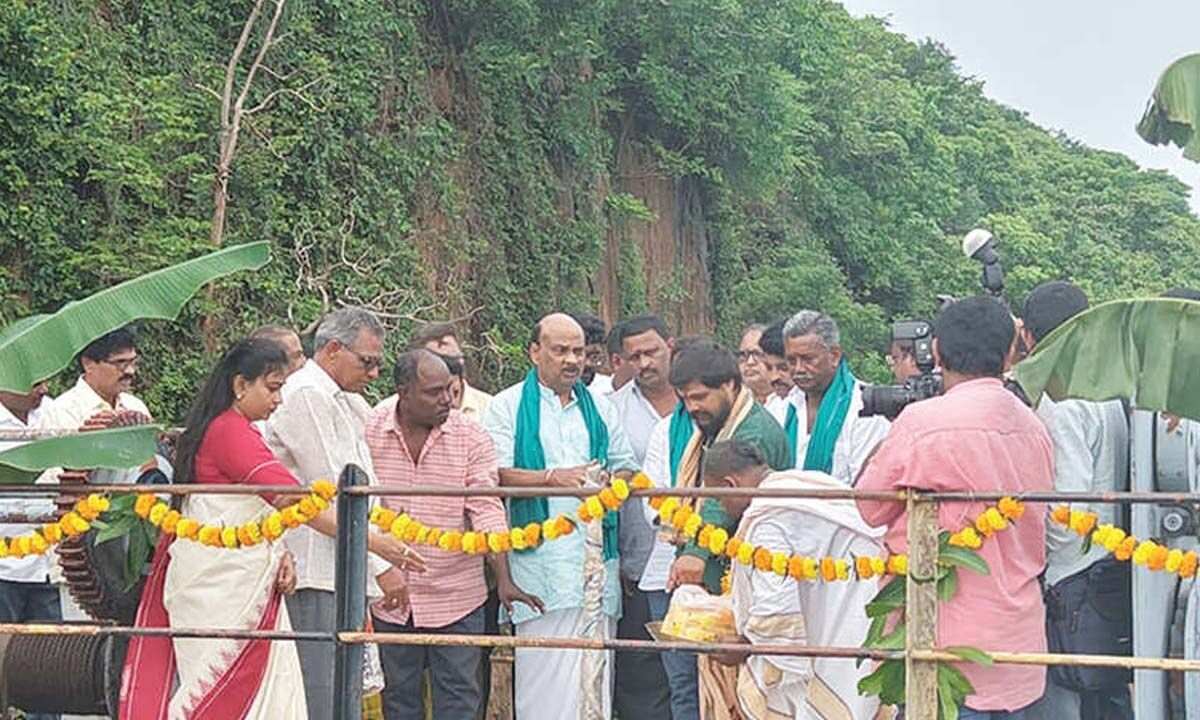 Ayyanna criticises previous YSRCP govt for neglecting Thandava reservoir