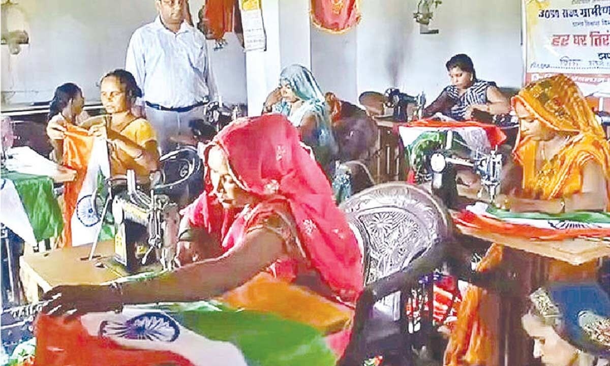 Jaunpur's women SHGs power ‘Har Ghar Tiranga' with 7 lakh handmade flags