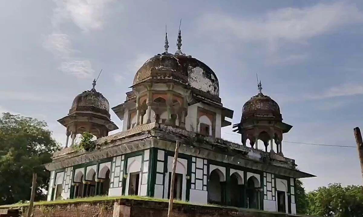 Hindu Group Vandalizes Historic Tomb In UP's Fatehpur, Claims Structure Built Over Ancient Temple