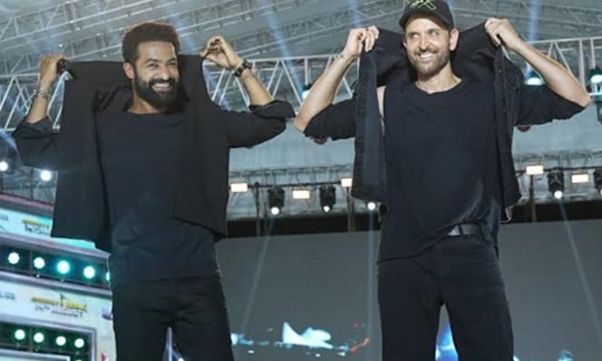 Jr NTR, Hrithik set Hyderabad ablaze at ‘War 2' pre-release event