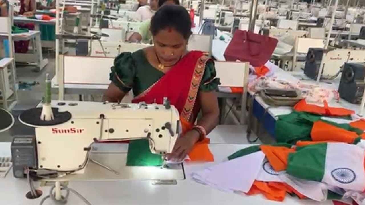Bihan Didis receive 1.5 lakh tricolour order under Har Ghar Tiranga Abhiyan, boosting livelihoods in Chhattisgarh