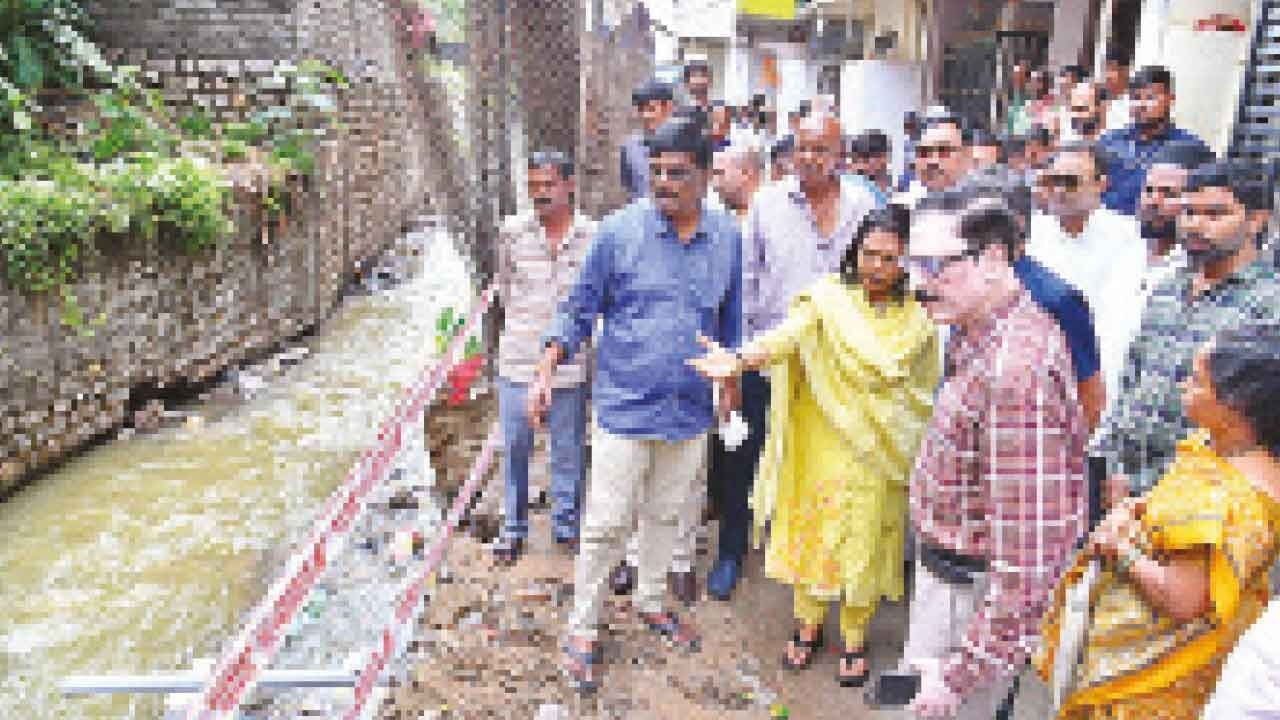 Mayor visits slums across city; calls for more sanitation steps