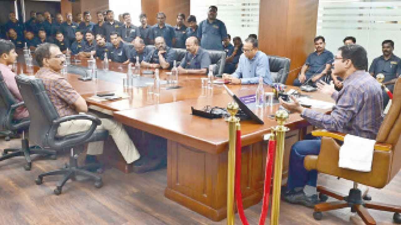 HYDRAA chief assures to revise salary of staff