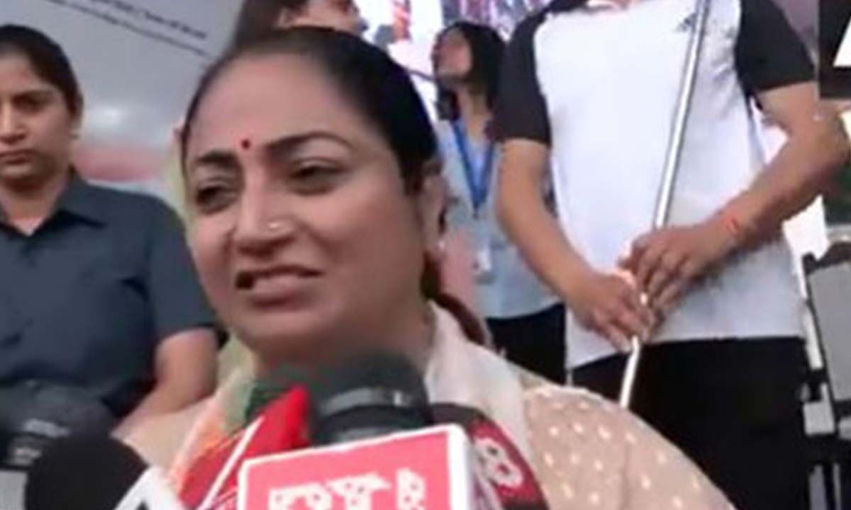Delhi CM Gupta flags off Tiranga cyclothon for girls from Vidhan Sabha