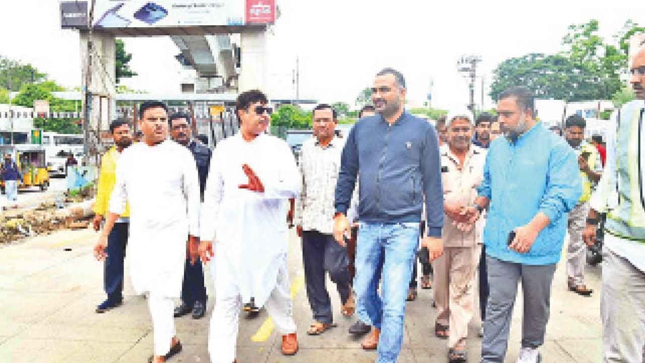 Expedite Nalgonda X Road-Owaisi Jn flyover construction, GHMC chief directs officials