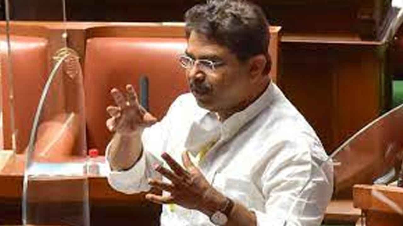 Stampede tragedy: BJP demands resignation of CM, Dy CM