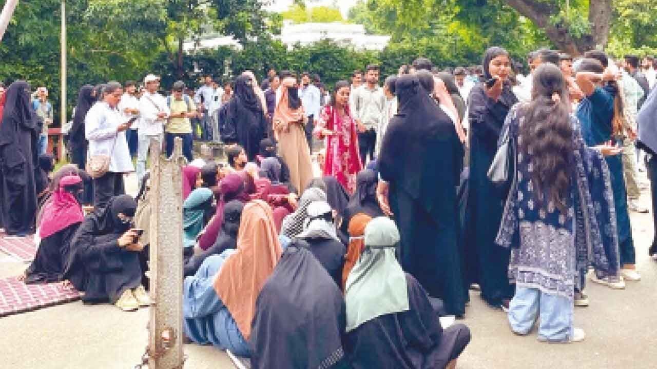 Students association demands rollback in AMU fee hike