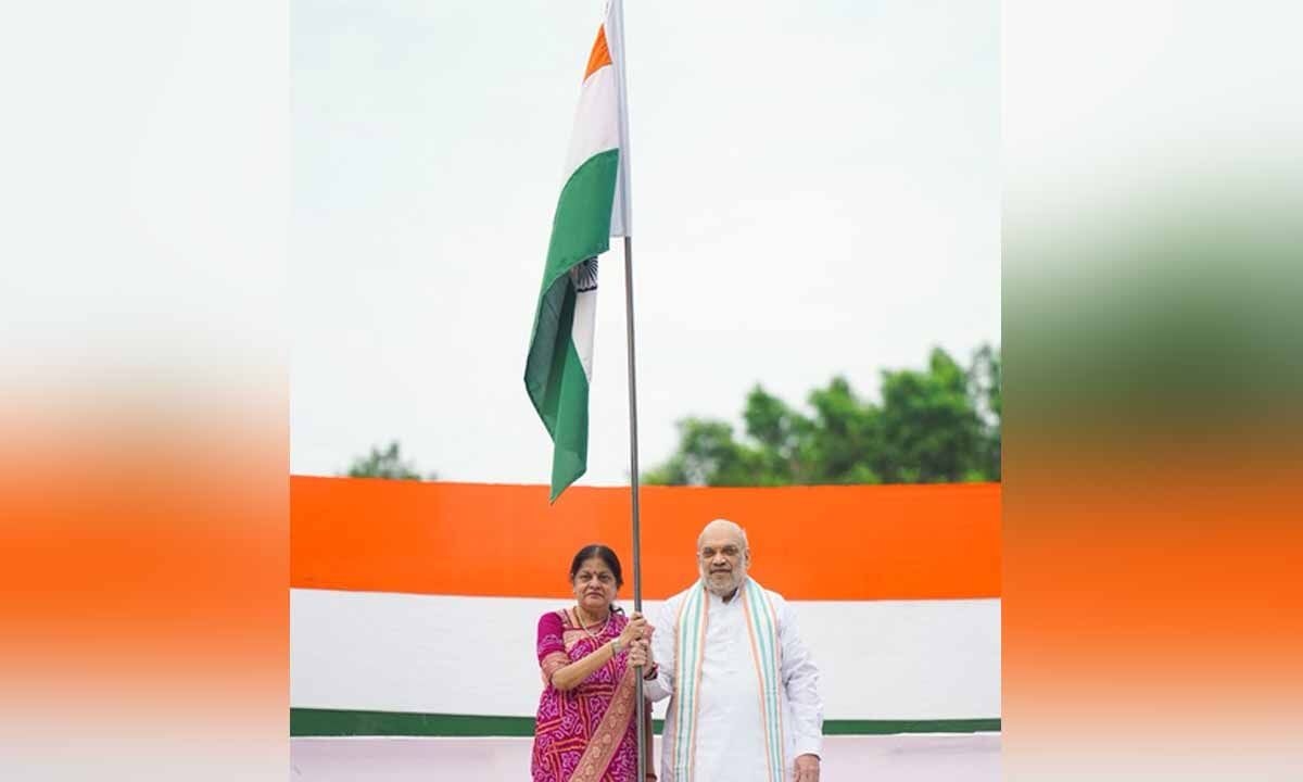 HM Amit Shah hoists Tricolour at home, calls 'Har Ghar Tiranga' a thread binding the nation