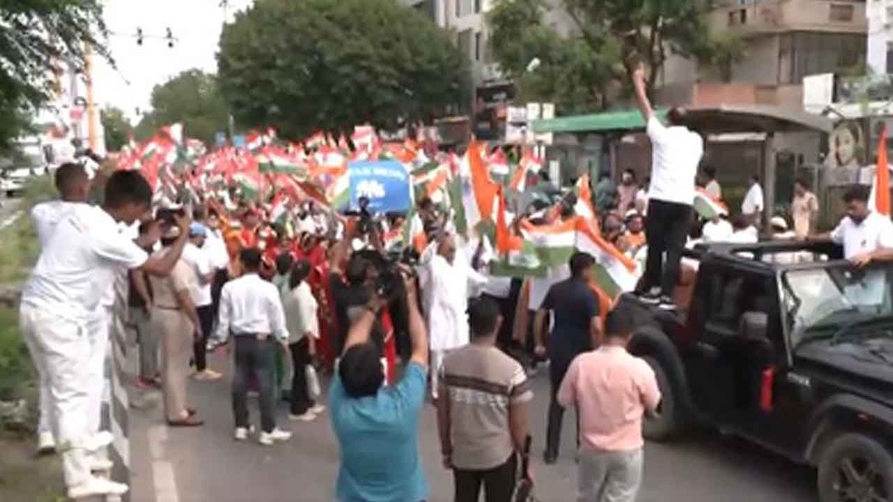 Delhi Minister Ashish Sood leads Tiranga Yatra in Janakpuri