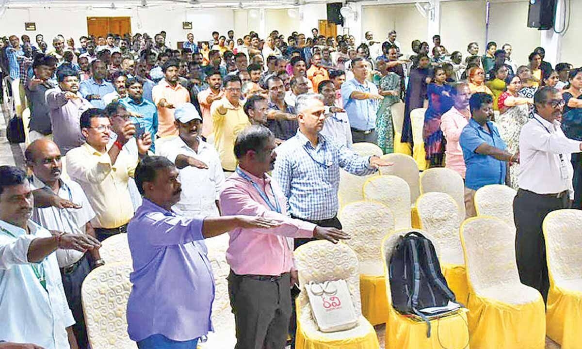 VPA administers mass pledge against drug abuse
