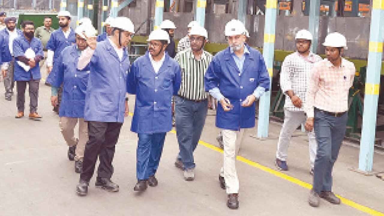 Sitaram Sinku visits Rail Coach Factory