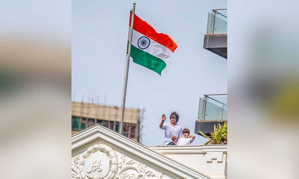 Shah Rukh Khan makes a special appearance with son AbRam on Independence Day