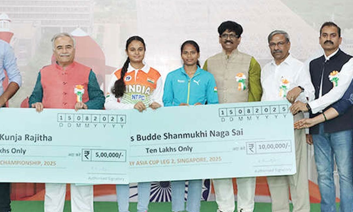 SRM presents cash awards to student athletes