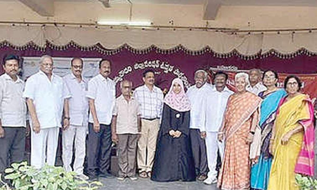 Patamata High School student gets cash award