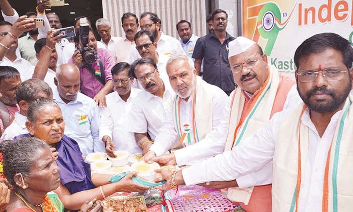 Kasturba Gandhi Kendra Trust distributes clothes to women