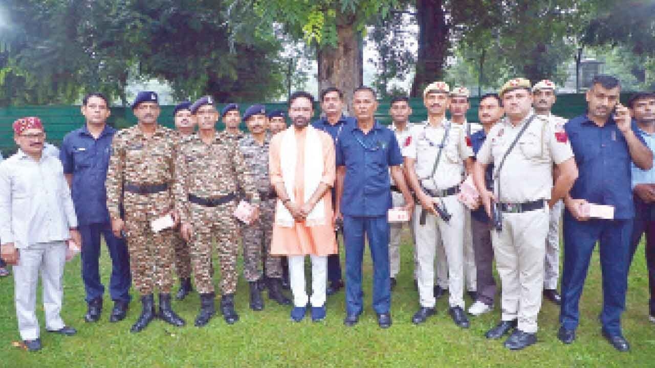 Kishan Reddy hoists tricolour, calls for unity beyond politics