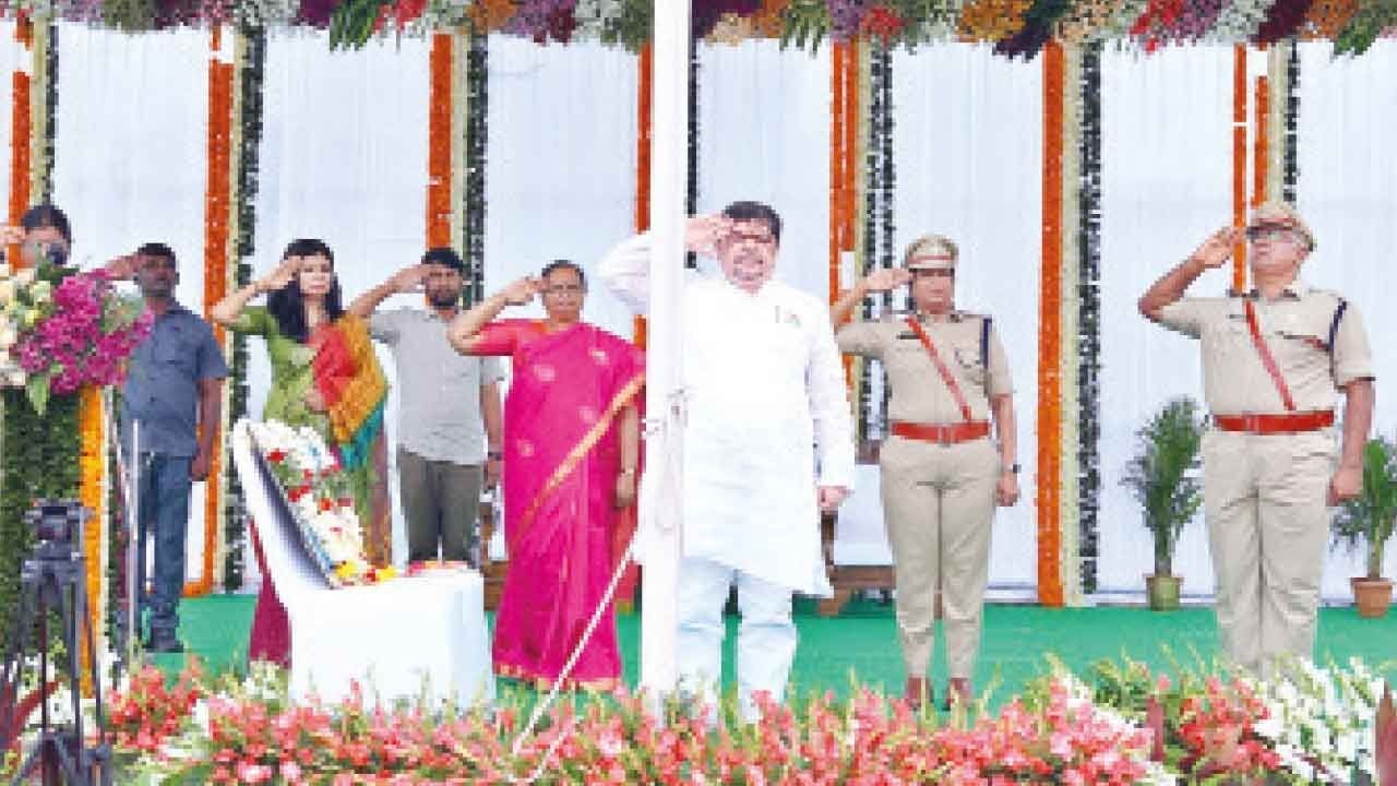 Ration cards will be given to all those eligible: Ponnam