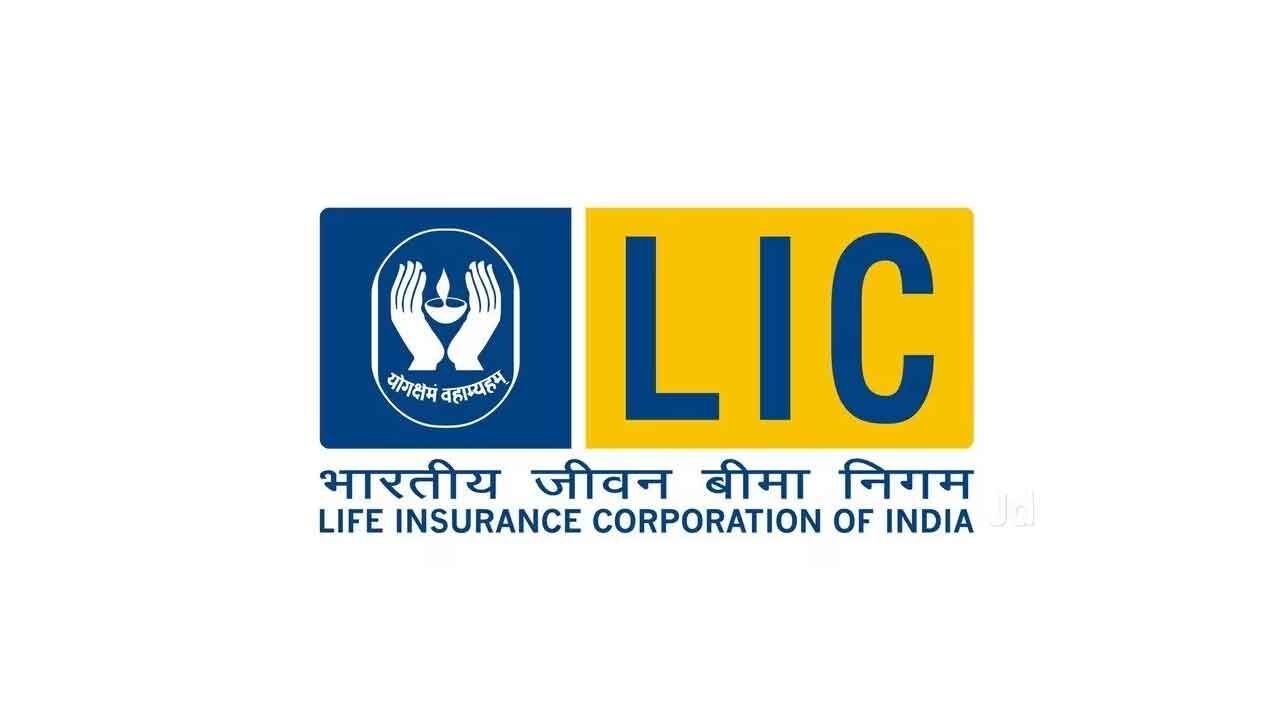 LIC hoists the tricolour