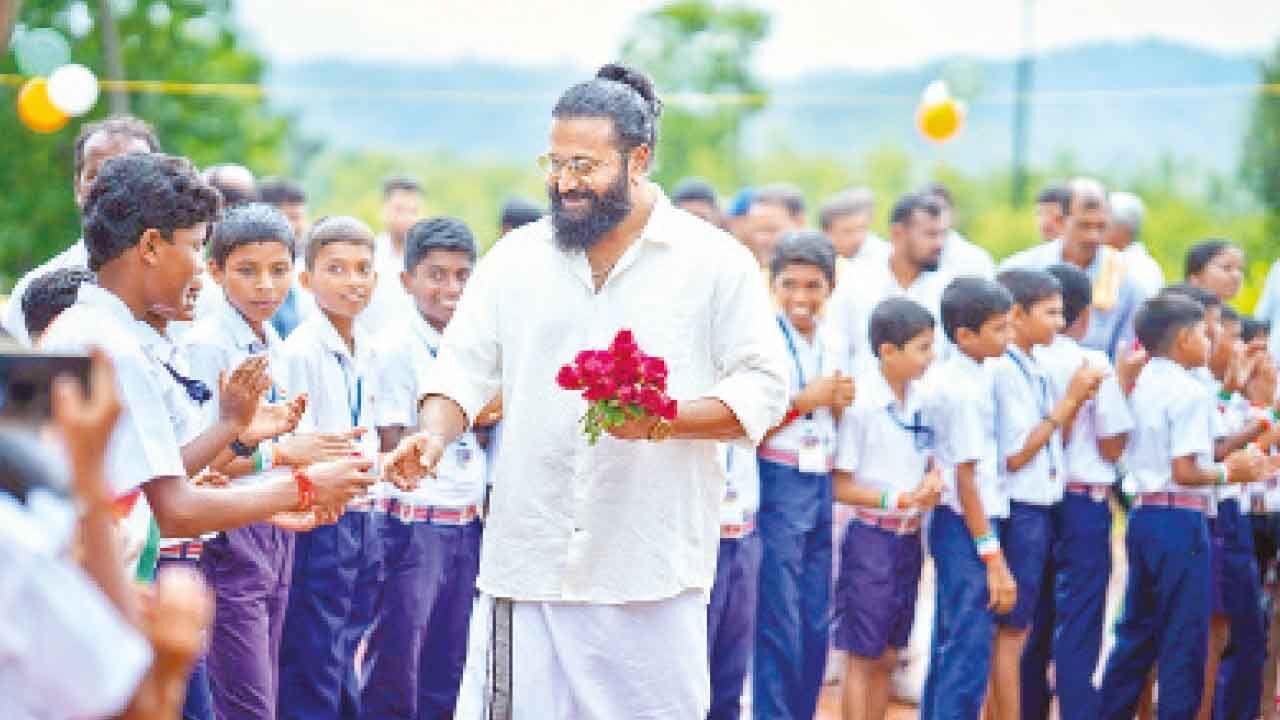 Rishab Shetty celebrates I-Day at adopted school