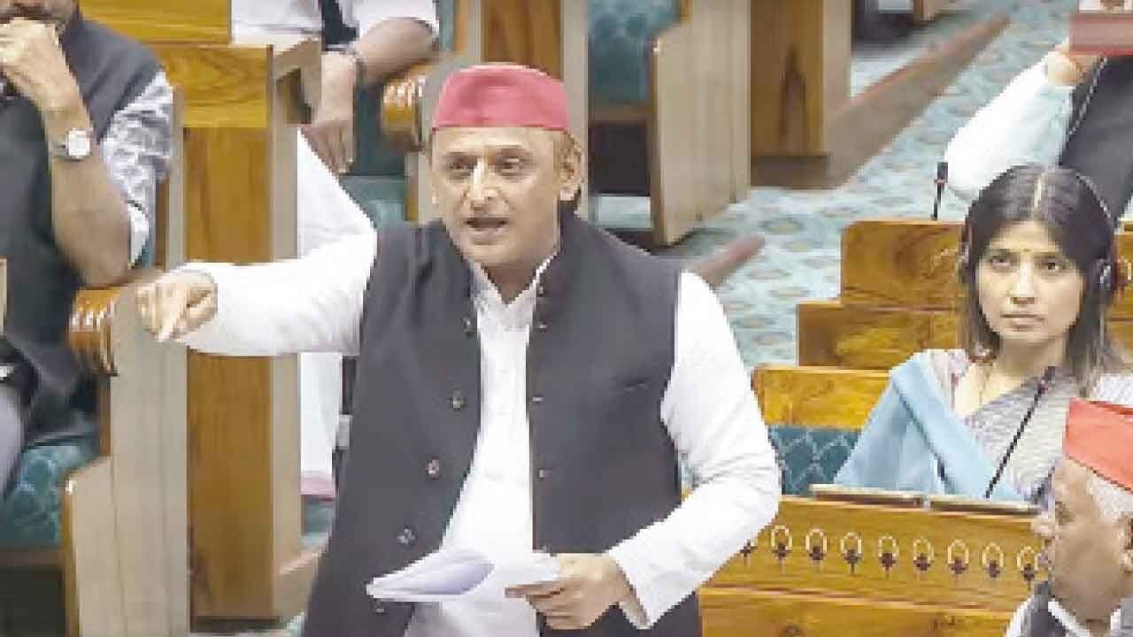 ‘Sanghi-saathi' should thank British on completing 100 yrs: Akhilesh