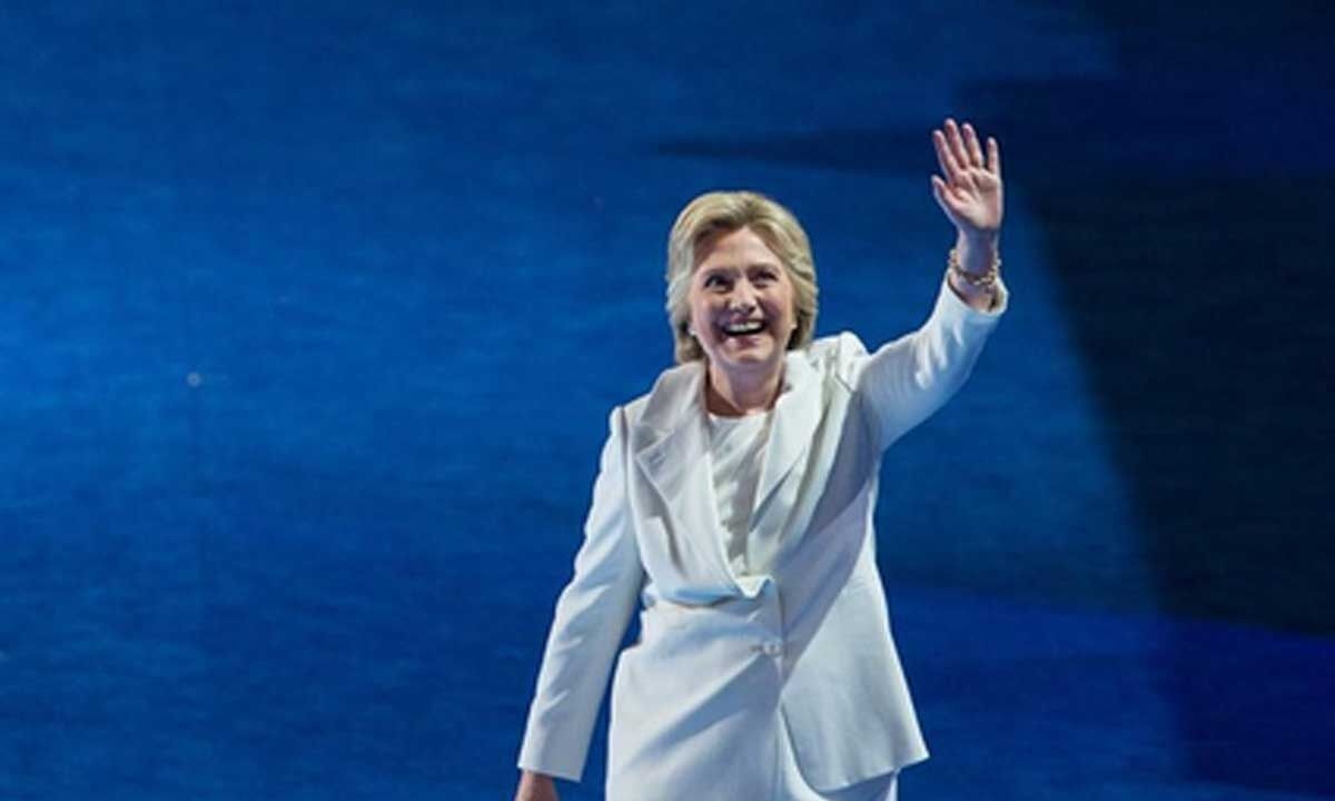 Hillary Clinton says she'd nominate Trump for Nobel Peace prize — if he ends Ukraine war without territorial concessions