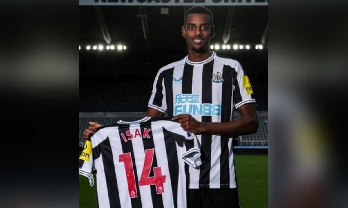 We have to cope with the narrative against us: Howe on Isak's unclear future