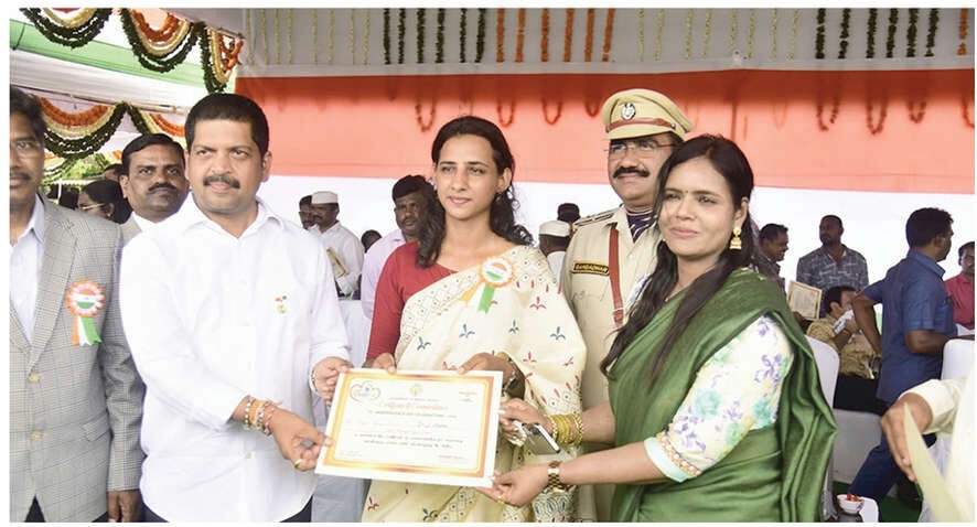 DPO Dr Aruna receives best officer award